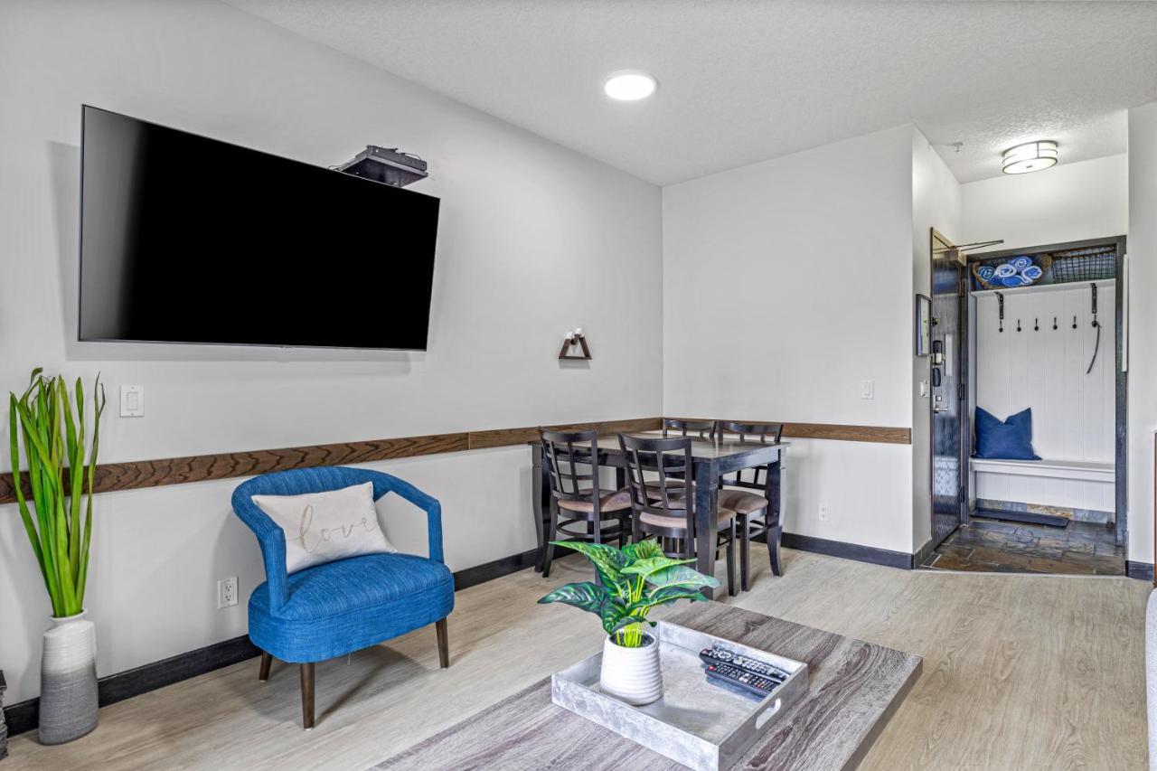 Outstanding Mountain Condo Waterslide And Hot Tub Managed By Little Sister Getaways 캔모어 외부 사진