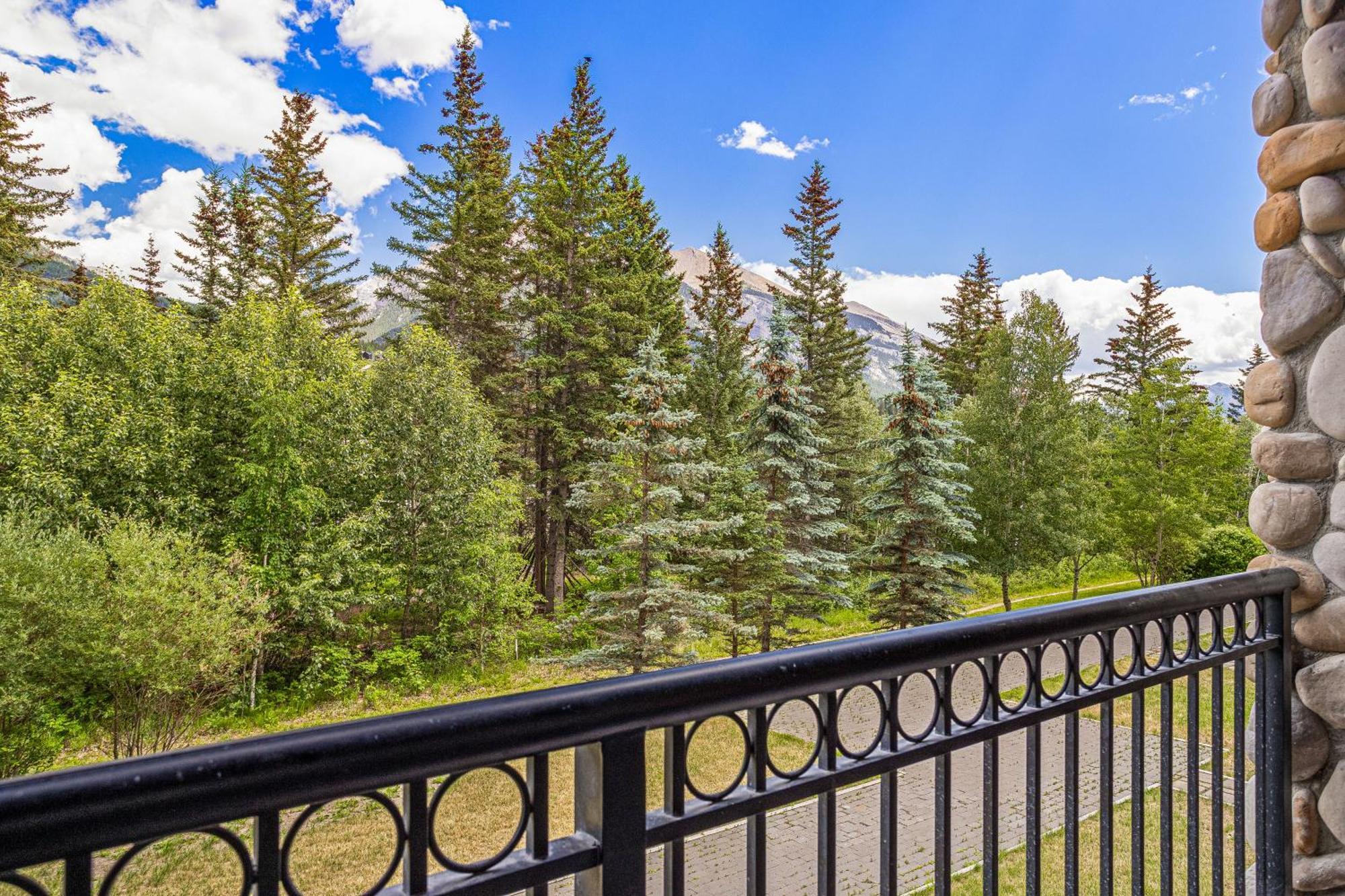Outstanding Mountain Condo Waterslide And Hot Tub Managed By Little Sister Getaways 캔모어 외부 사진