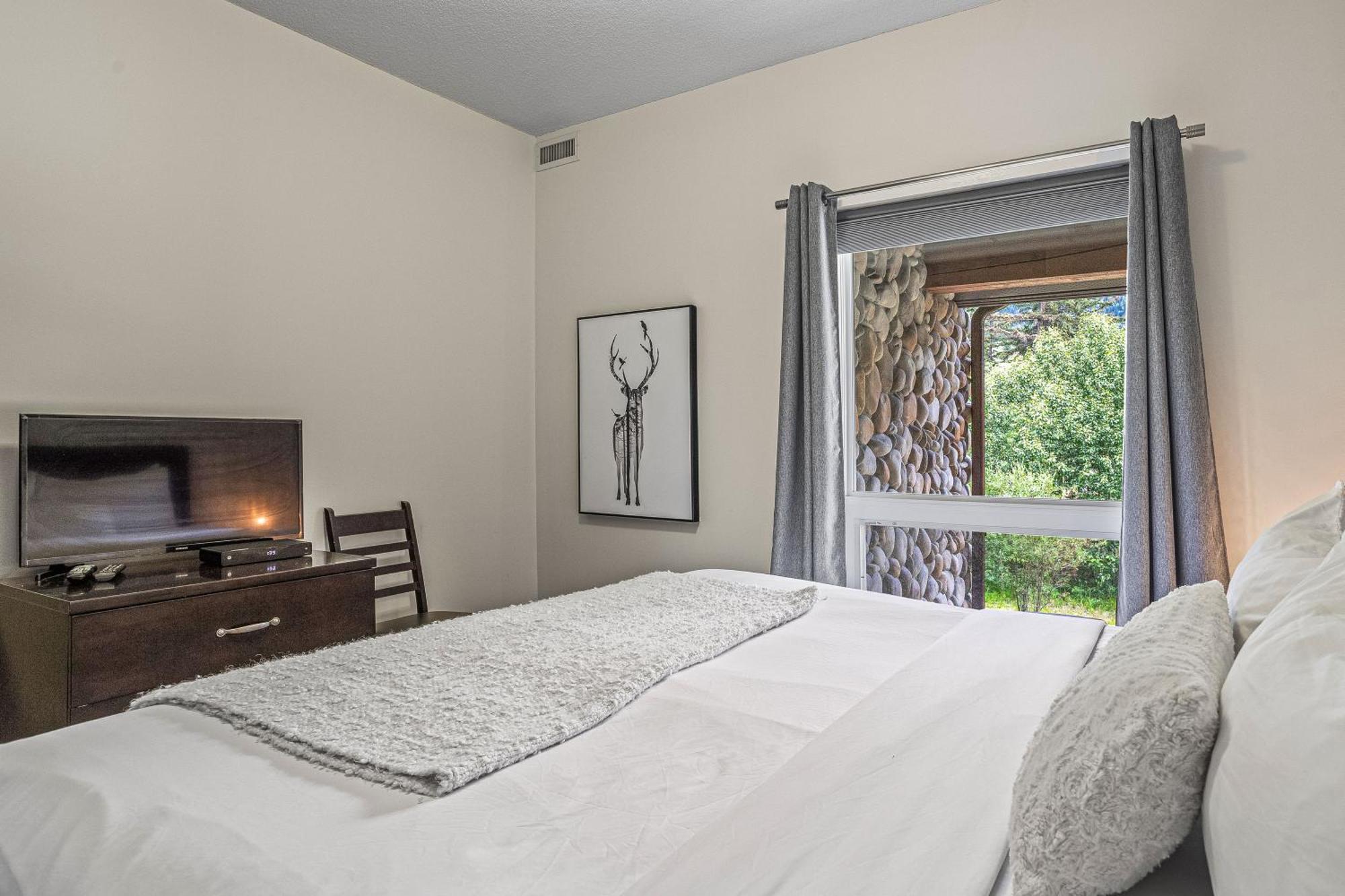 Outstanding Mountain Condo Waterslide And Hot Tub Managed By Little Sister Getaways 캔모어 외부 사진
