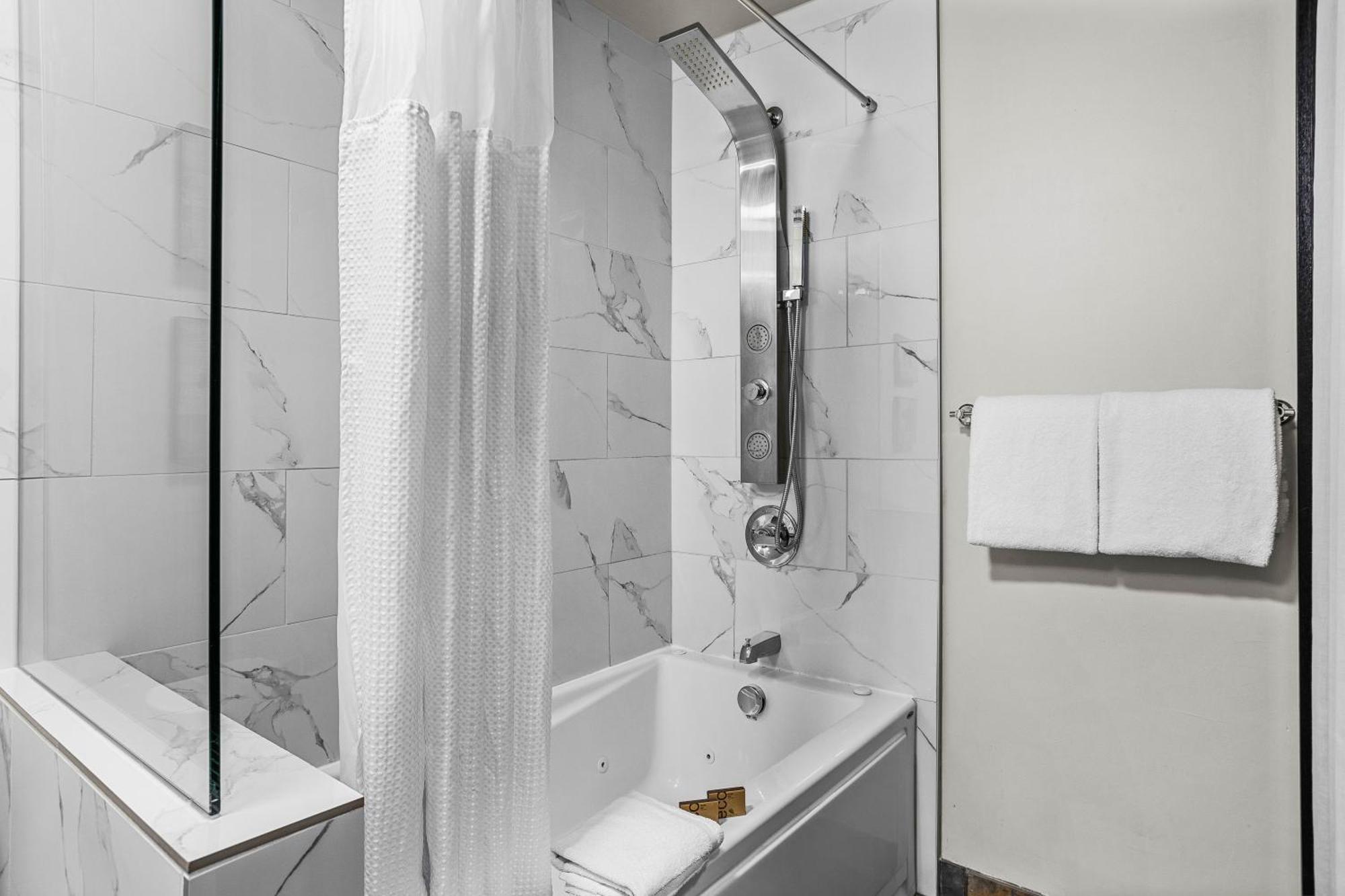 Outstanding Mountain Condo Waterslide And Hot Tub Managed By Little Sister Getaways 캔모어 외부 사진