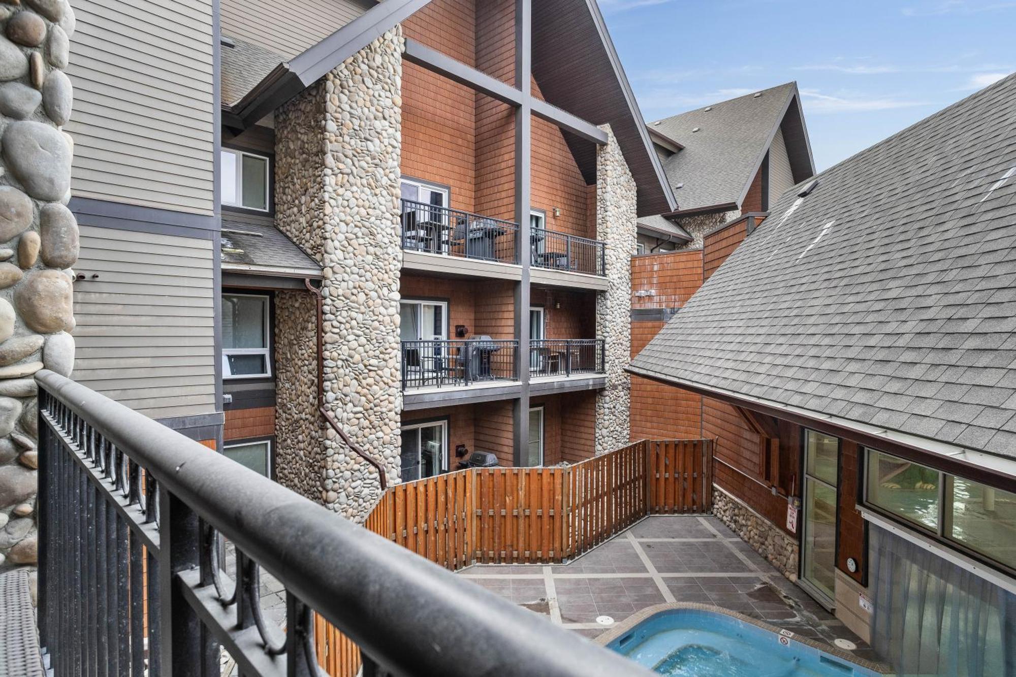 Outstanding Mountain Condo Waterslide And Hot Tub Managed By Little Sister Getaways 캔모어 외부 사진